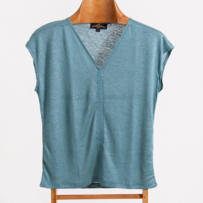 Camisola de malha azul com decote em V e manga curta