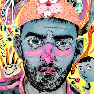 Retrato artístico de homem com gorro de rato e fundo amarelo abstrato