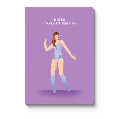 Caderno lilás com ilustração de mulher e texto NOTES - TAYLORS VERSION