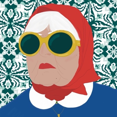 Senhora com lenço vermelho, óculos amarelos e vestido azul com gola branca num fundo padrão verde e branco.