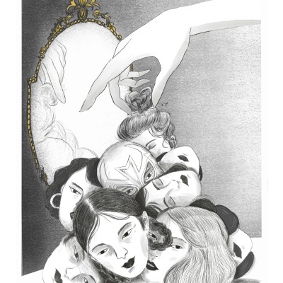 Ilustração em preto e branco com mão segurando cabeças femininas empilhadas e espelho ao fundo