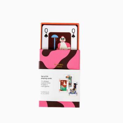 Baralho de cartas com caixa rosa e castanha e cartas ilustradas.