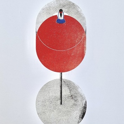 Ilustração minimalista com formas geométricas e figura sentada em semicírculo vermelho