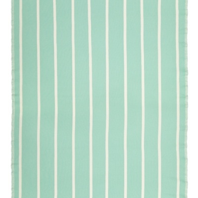 Toalha azul clara com linhas brancas e franjas