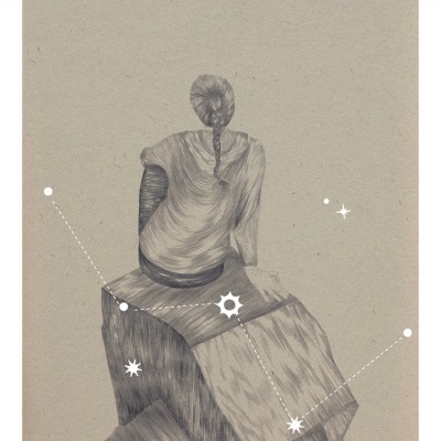 Desenho a preto e branco de pessoa com trança sentada em bloco de madeira com símbolos de constelação
