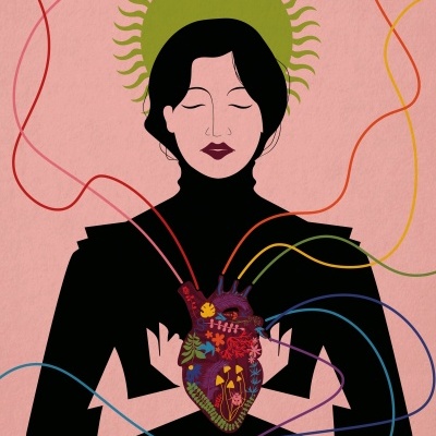 Ilustração de mulher negra com coração colorido e auréola verde em fundo rosa