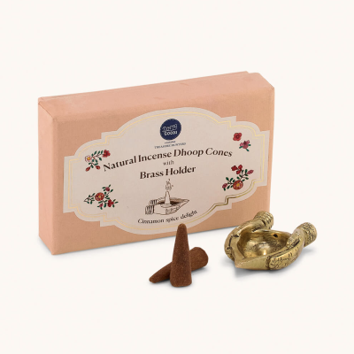 Conjunto de incenso natural com cones e suporte em latão sobre fundo branco