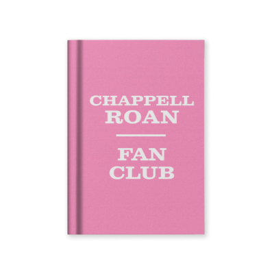 Caderno rosa com texto branco CHAPPELL ROAN FAN CLUB