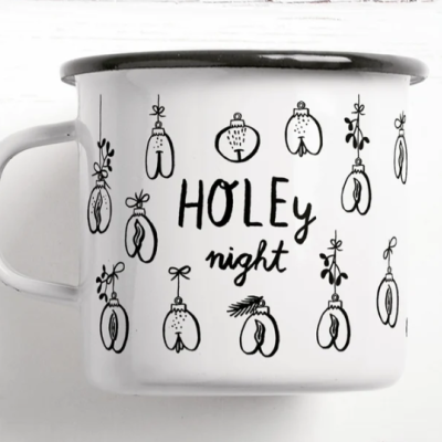 Caneca branca de metal com desenhos pretos de figos e texto 'HOLEY night'.