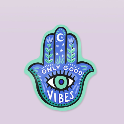 Adesivo mão Hamsá azul com texto only good vibes e fundo lilás
