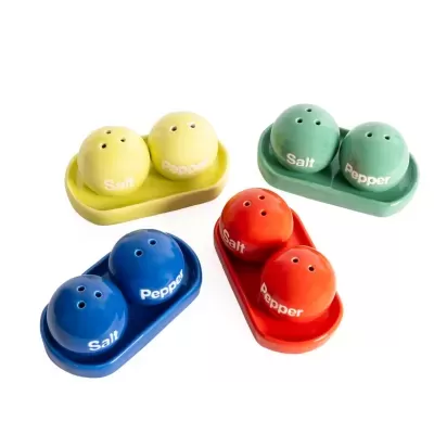 Conjunto colorido de saleiros e pimenteiros em cerâmica com suporte.