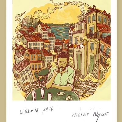 Ilustração de homem a fumar numa rua com casas coloridas, castelo e água ao fundo.