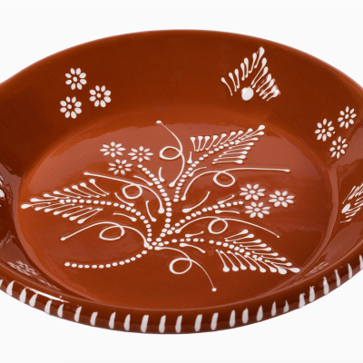 Prato oval de barro vermelho com decoração branca e duas pegas laterais