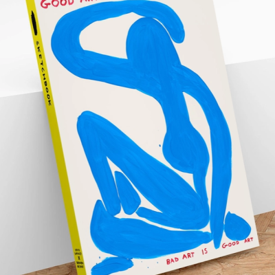 Livro sketchbook com capa branca, figura azul abstrata e texto em vermelho.