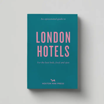 Livro azul com texto rosa 'LONDON HOTELS' num fundo branco.
