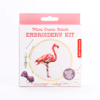 Kit de bordado Mini Cross Stitch com flamingo rosa e vermelho em tecido branco dentro de bastidor