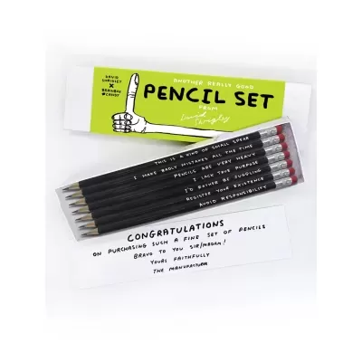 Conjunto de lápis pretos com caixa branca e rótulo verde e bilhete