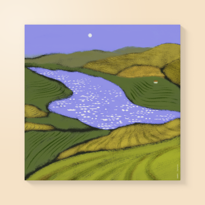 Quadro decorativo com pintura de paisagem com rio, colinas verdes e amareladas, céu azul e pequena casa.