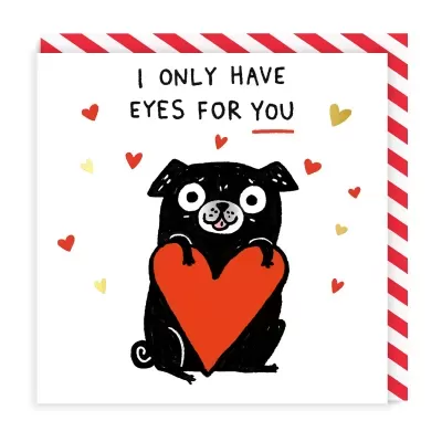 Cartão com cão preto segurando coração vermelho e texto I ONLY HAVE EYES FOR YOU