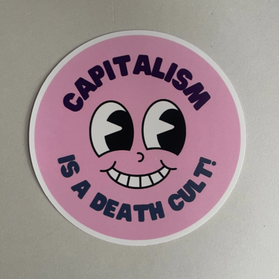 Autocolante vermelho claro redondo com texto e um rosto desenhado