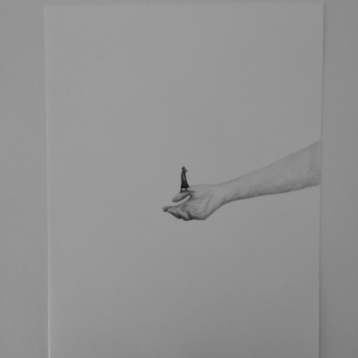 Desenho a preto e branco de um braço com uma mão aberta segurando uma pequena figura humana