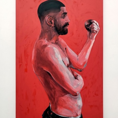 Pintura de homem sem camisa visto de perfil segurando objeto escuro com fundo vermelho