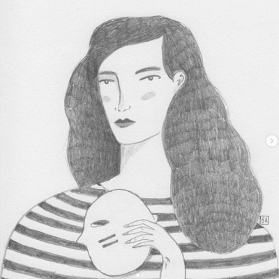 Desenho a preto e branco de mulher com cabelo ondulado e camisola às riscas segurando máscara branca