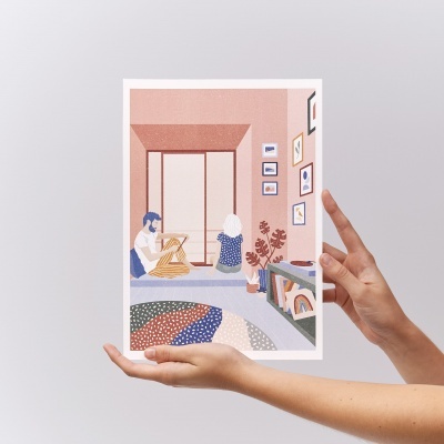 Cartaz ilustrado com pessoas sentadas numa sala colorida