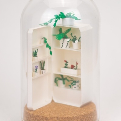 Miniatura de frigorífico com plantas dentro de campânula de vidro