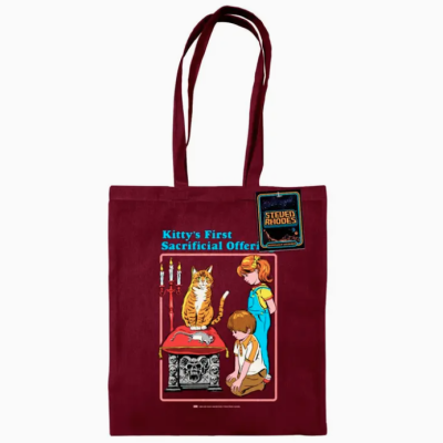Tote bag borgonha com desenho de gato e crianças ajoelhadas, texto e etiqueta