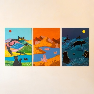 Três quadros ilustrativos coloridos com gatos em paisagens distintas