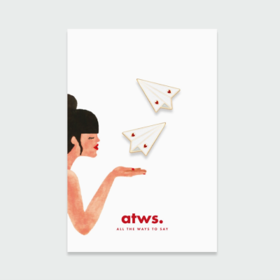 Cartão com ilustração de mulher a soprar aviões de papel com corações e texto atws.