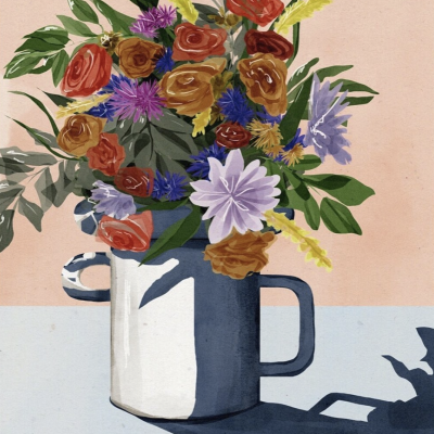 Buquê colorido dentro de caneca branca e azul sobre superfície azul clara com sombra
