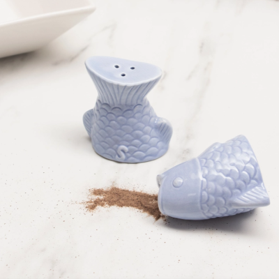 Saleiro e pimenteiro em cerâmica azul clara com padrão de peixe