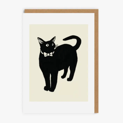 Cartão postal com ilustração de gato preto com laço branco e envelope castanho