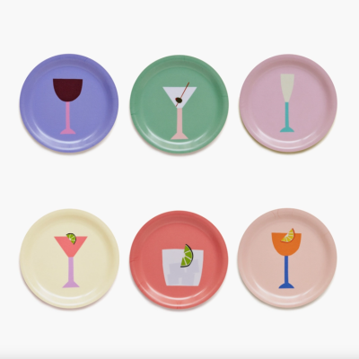 Seis pratos redondos coloridos com imagens de copos de bebidas