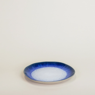 Prato redondo azul e branco em cerâmica