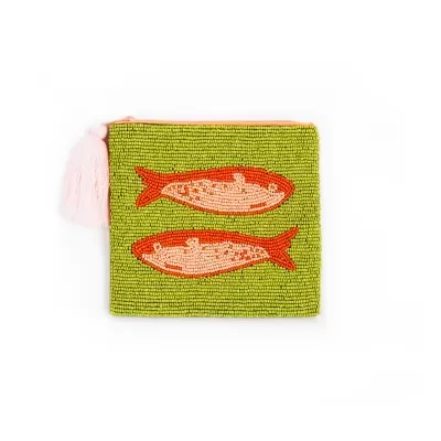 Bolsa verde com duas sardinhas laranjas em miçangas e fecho laranja com franja rosa
