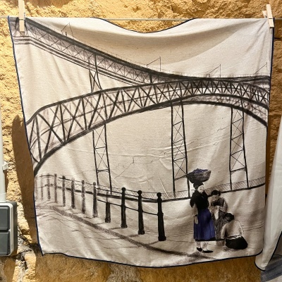 Pano com ilustração de ponte e pessoas em azul e preto