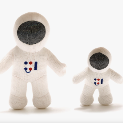 Duas figuras de astronauta em tecido tricotado branco com padrão colorido no peito