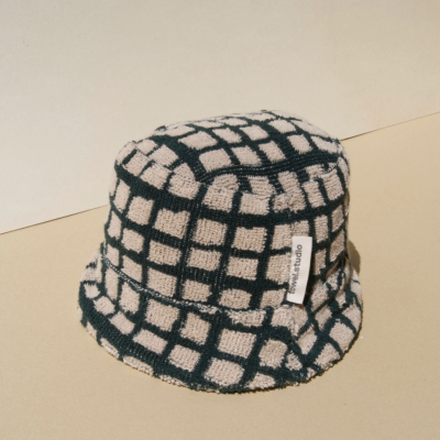 Chapéu bucket felpudo com padrão de quadrados bege e verde escuro e etiqueta branca