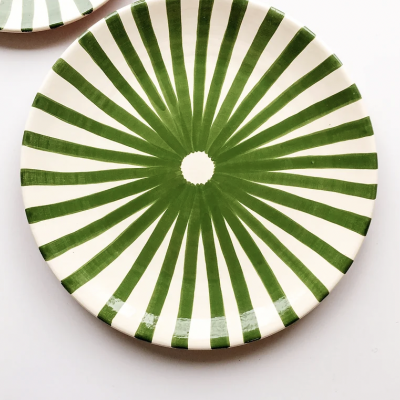 Prato de cerâmica com padrão verde e branco em raios