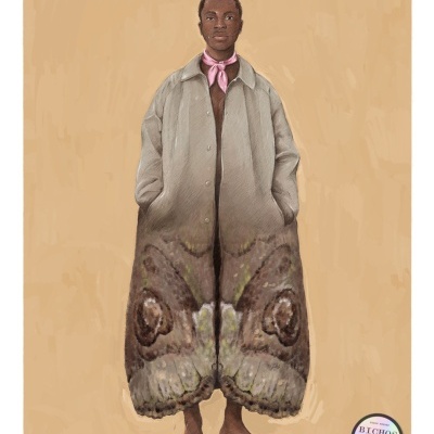 Casaco longo com padrão de asa de borboleta e pessoa descalça com lenço rosa.