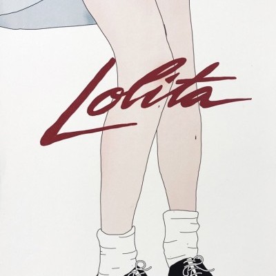 Ilustração de pernas femininas com meias brancas e sapatos preto e branco com atacadores e texto Lolita