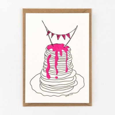 Cartão ilustrado com desenho a traço de panquecas e bandeirolas rosas.