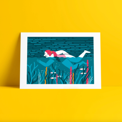 Quadro com ilustração de mulher a nadar debaixo de água e plantas aquáticas, com moldura branca