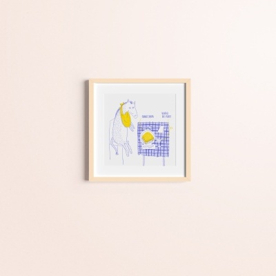 Quadro com desenho azul e amarelo numa parede rosa clara