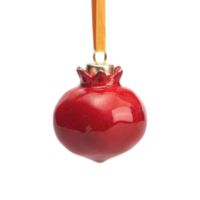 Ornamento de Natal em forma de romã vermelho brilhante com fita amarela.
