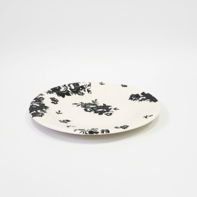 Prato redondo branco com padrão floral preto