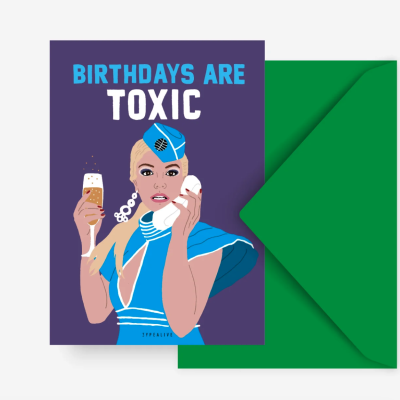 Cartão com ilustração de mulher loira em vestido azul segurando champanhe e telefone, texto BIRTHDAYS ARE TOXIC e fundo roxo, com envelope verde.